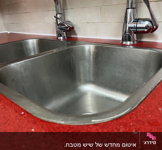 איטום סיליקון סביב כיור נירוסטה כפול ומשטח שיש במטבח